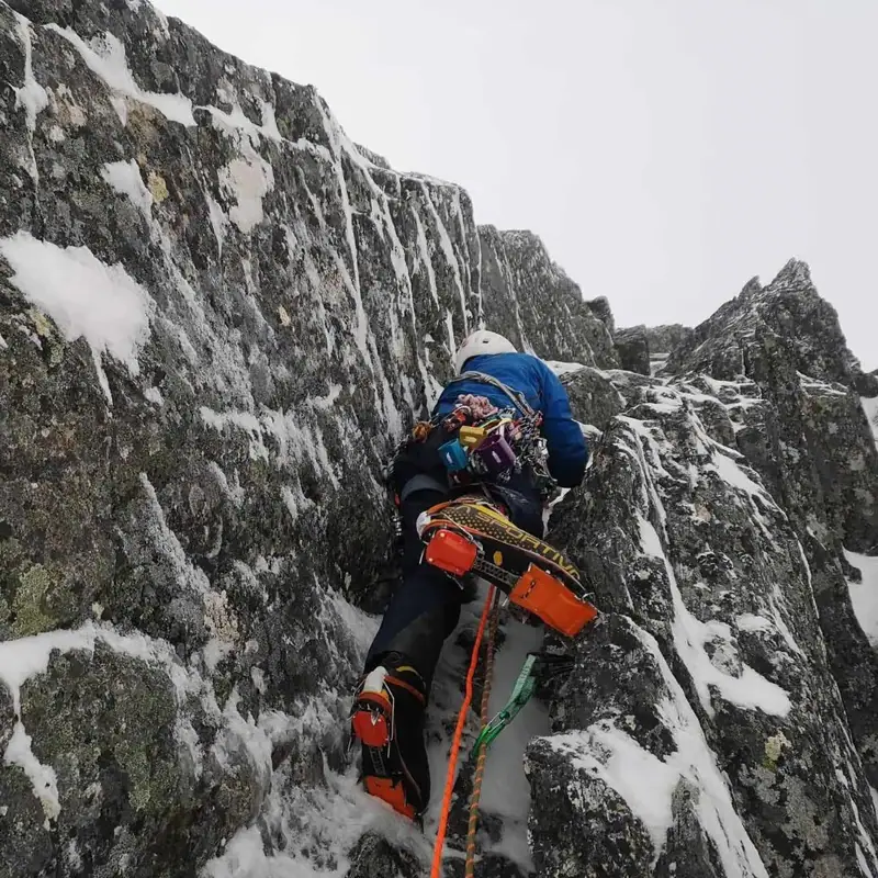 Klatrer på blandet snø- og fjellterreng sikret med tau