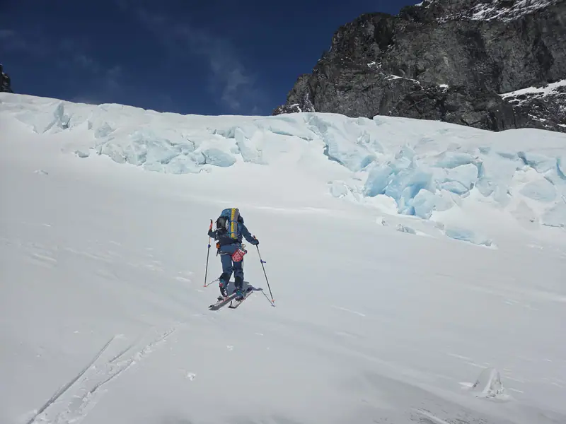 Skikjører på snødekt bre