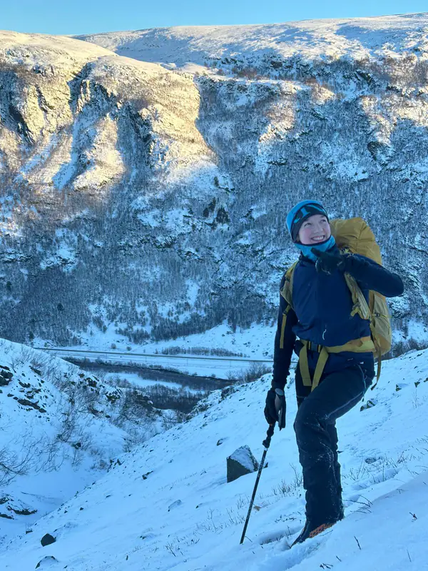 Klatrer med isøks over dalen på Dovrefjell