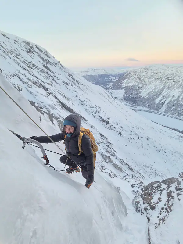 Klatrer på vei opp mot Kongsvollfossen i morgenlys