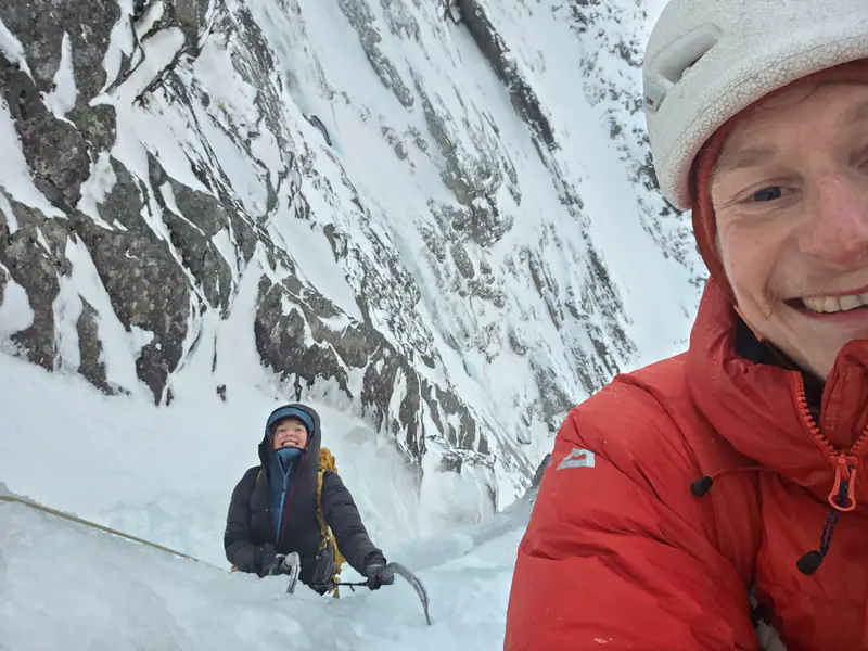 Guide og deltaker på isklatretur i vinterfjellet