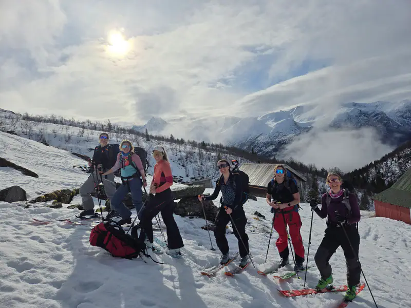 Gruppe med toppturski og Romsdalsfjellene i bakgrunnen
