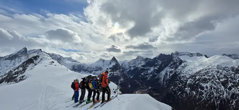Kursdeltakere på skitur i vinterfjellet